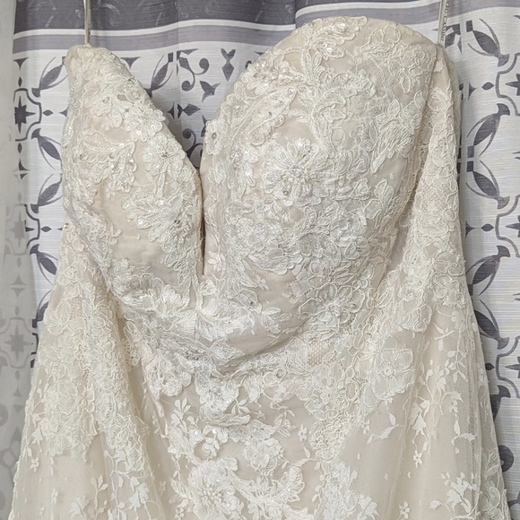 Oleg Cassani Wedding Gown/ Dress - Picture 5 of 6